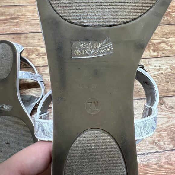 Guess Jettson T-Strap Ankle Sandals Flats White Chain Metal Logos Womens 7M - Picture 5 of 11